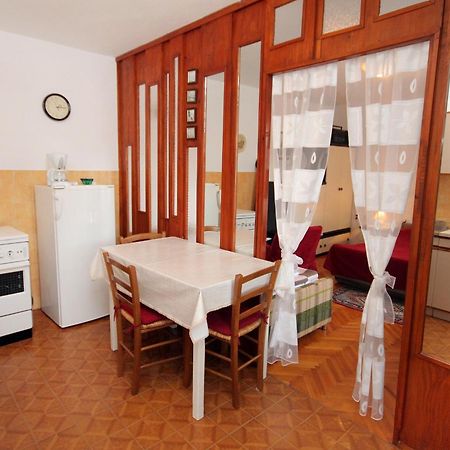 Apartments with a parking space Novi Vinodolski - 2423 Pokój zdjęcie